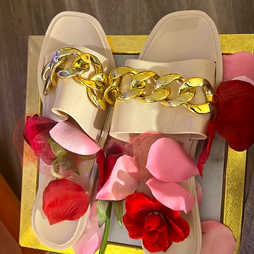 Steve Madden Cream and Gold Cuban Links Sandals! Super stylish and cute!